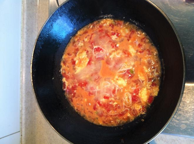 西红柿鸡蛋炝锅面的做法
