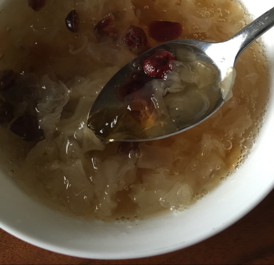 桃胶皂角米炖银耳