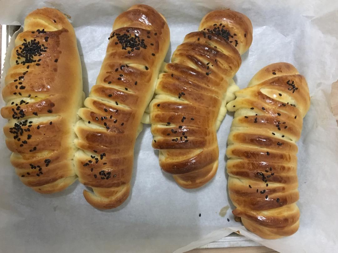 牛肉松毛毛虫面包