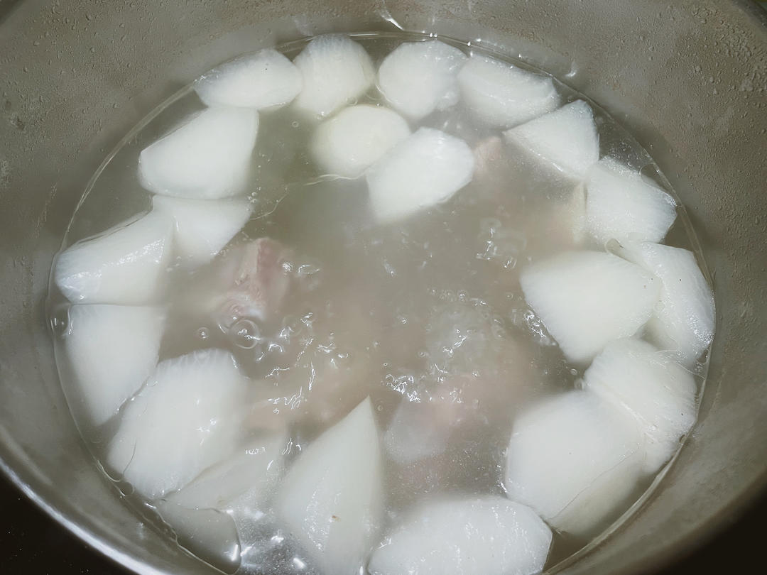 白萝卜炖猪筒骨：应季暖身！冬吃萝卜赛人参，一口汤鲜到啃骨的做法 步骤3