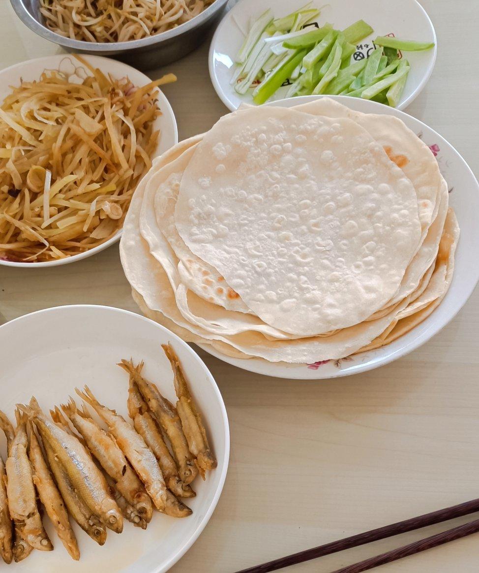 单饼这样烙 一分钟做十张 柔软劲道 卷肉卷菜都好吃 附细节视频详解
