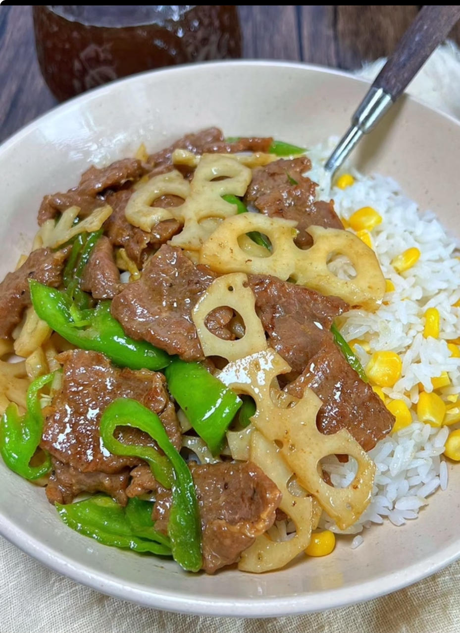 上班快手便当～莲藕炒肉盖浇饭