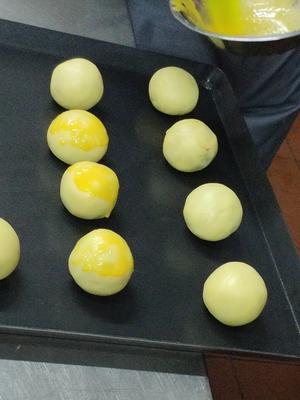 菠萝蛋黄酥的做法 步骤12
