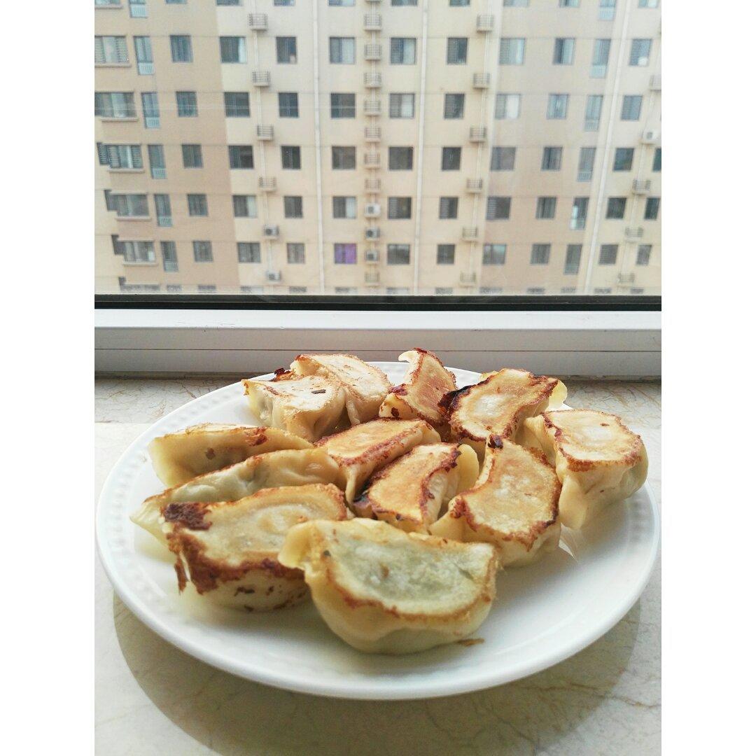 速冻水饺吃腻了吗~变锅贴吧(๑´ڡ`๑)