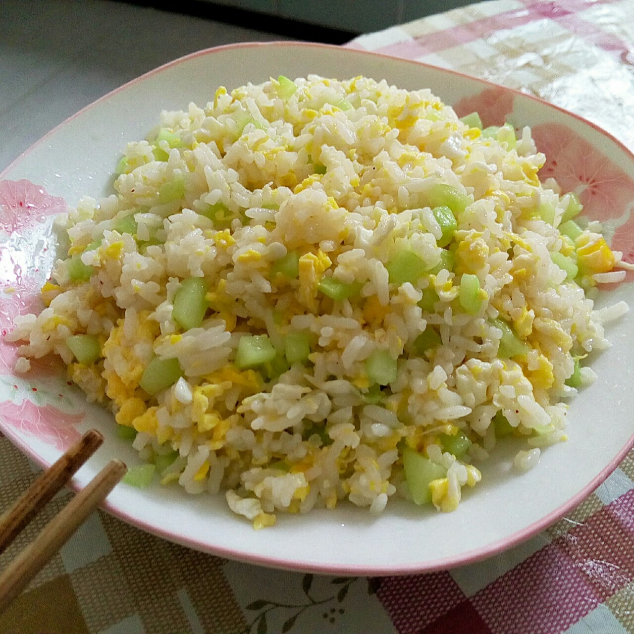 黄瓜鸡蛋清爽炒饭