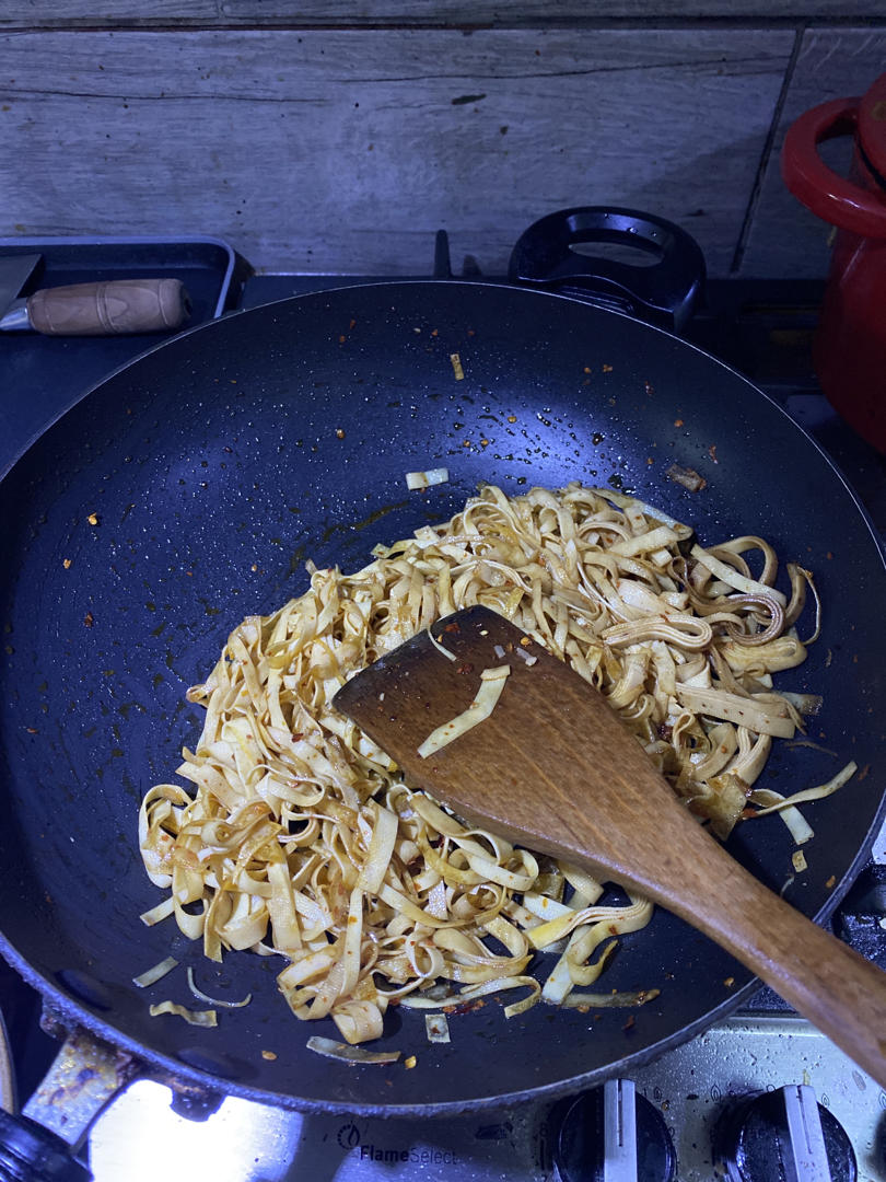 比辣条好吃百倍香辣孜然豆皮