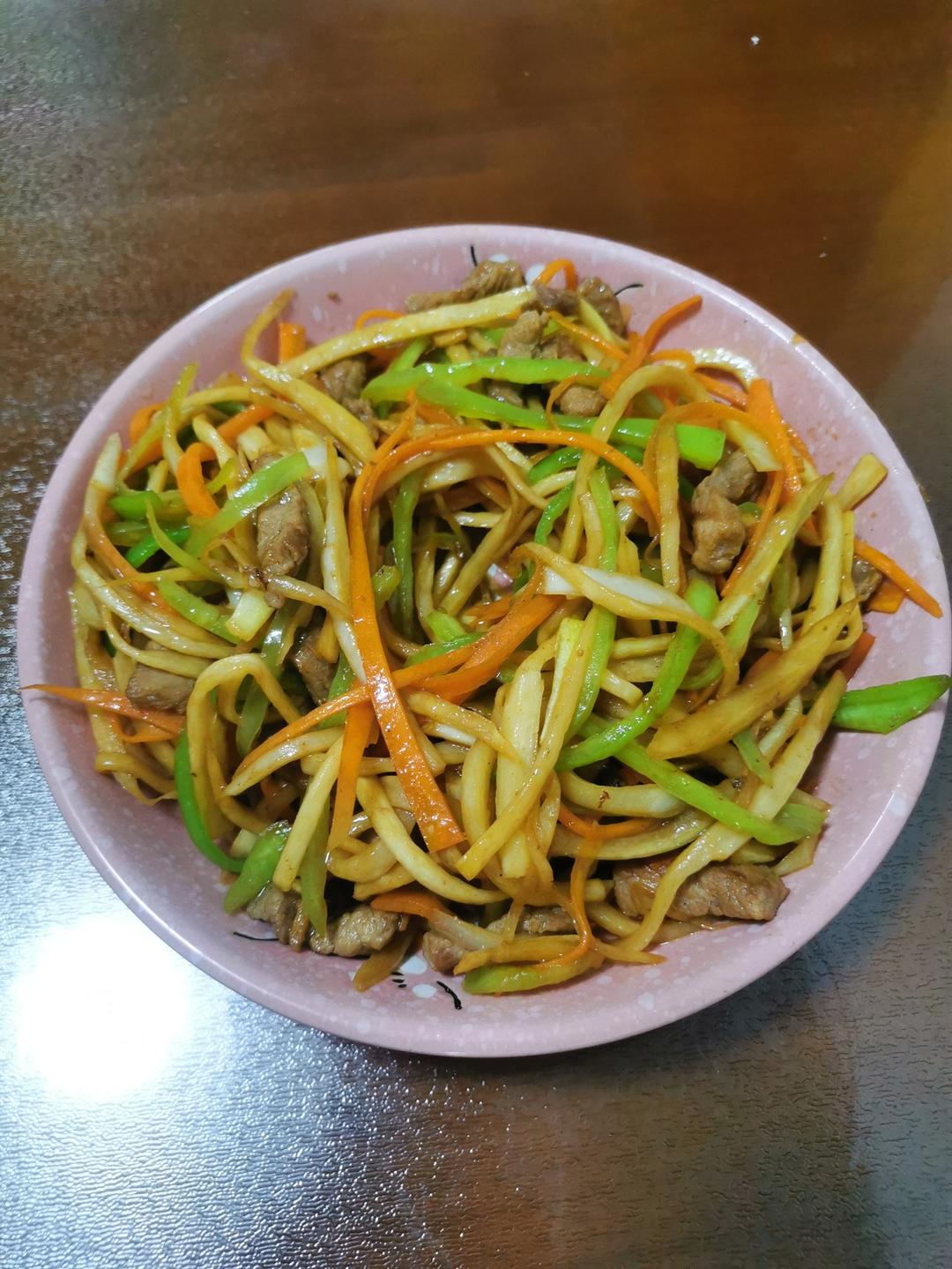 雅号“红绿灯”--青椒胡萝卜茭白炒肉丝--夏天拌面浇头不二选
