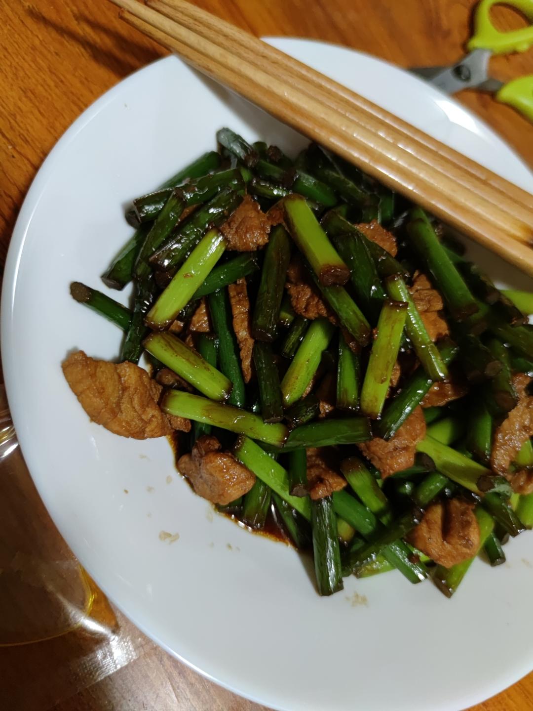 简单易做的下饭菜－蒜苔炒肉