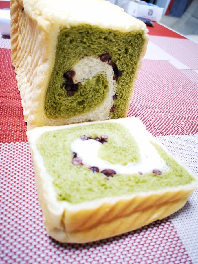 清香柔软的抹茶红豆吐司