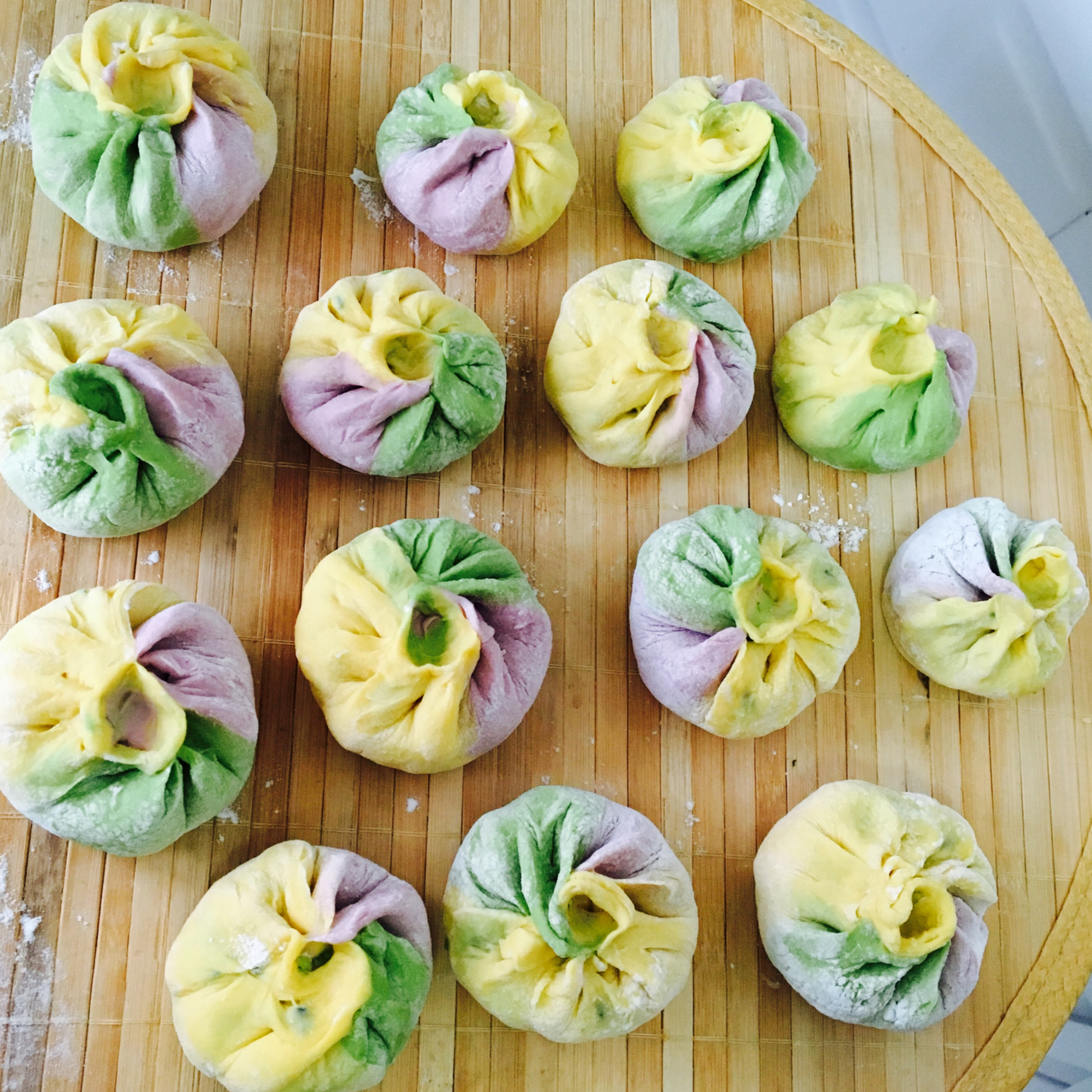 小手拉大手青岛做的彩虹包子