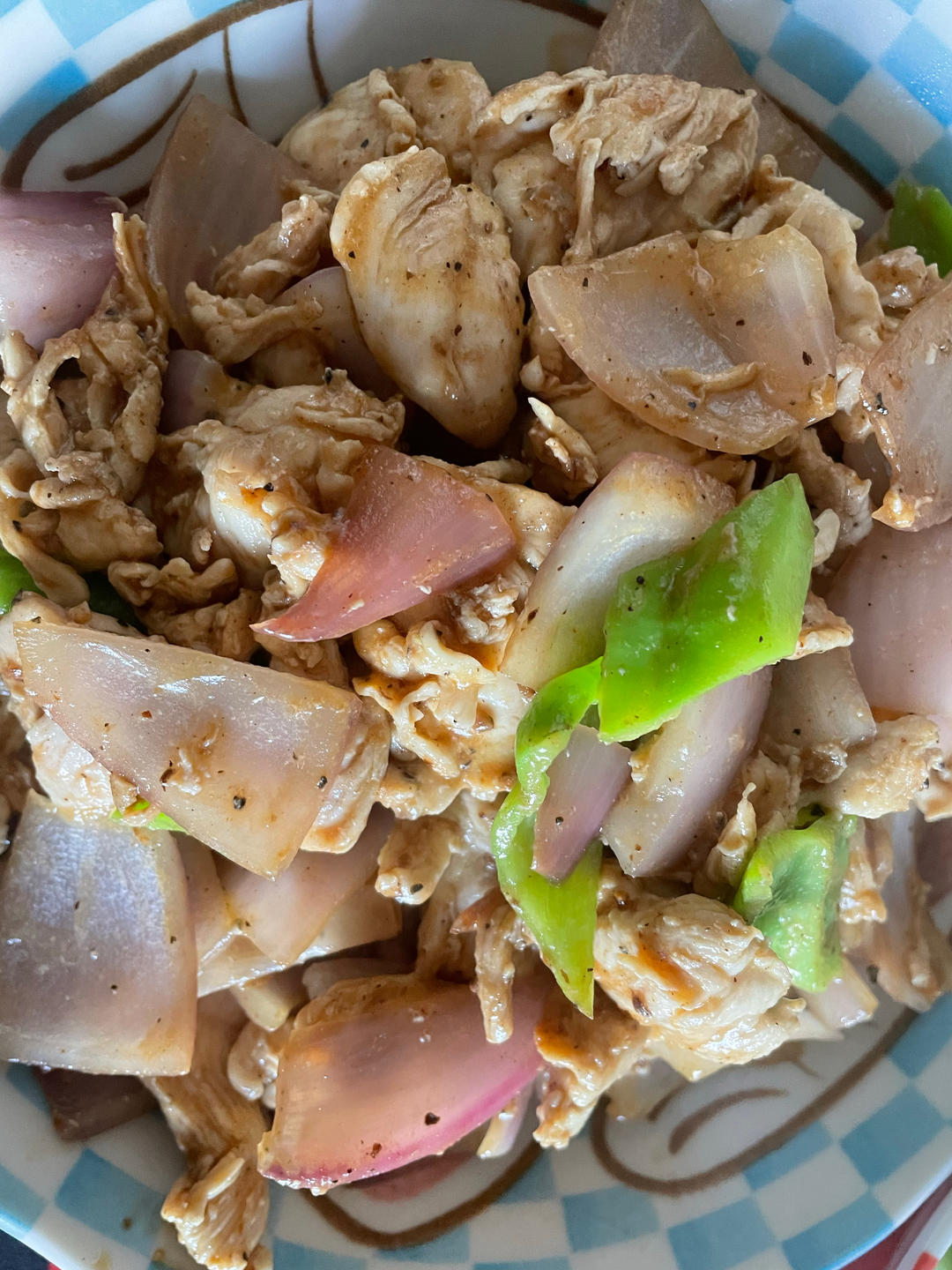黑椒酱汁鸡片，椒香滑嫩、味烈香浓，好吃下饭！
