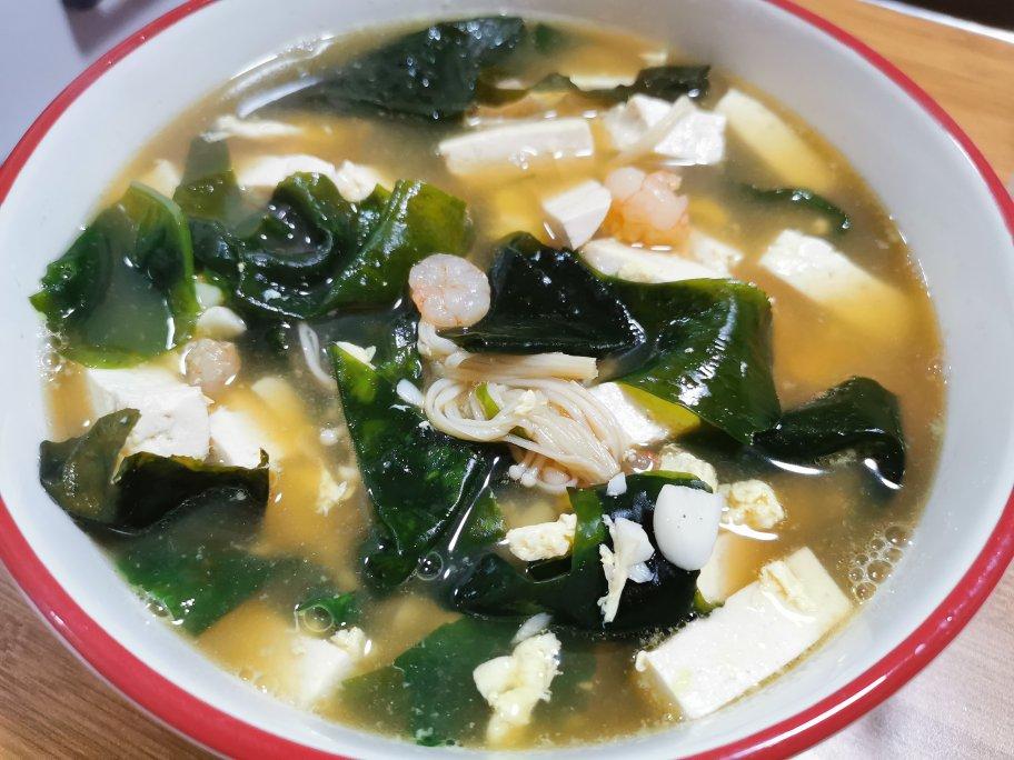 减脂健康的虾仁豆腐裙带菜汤