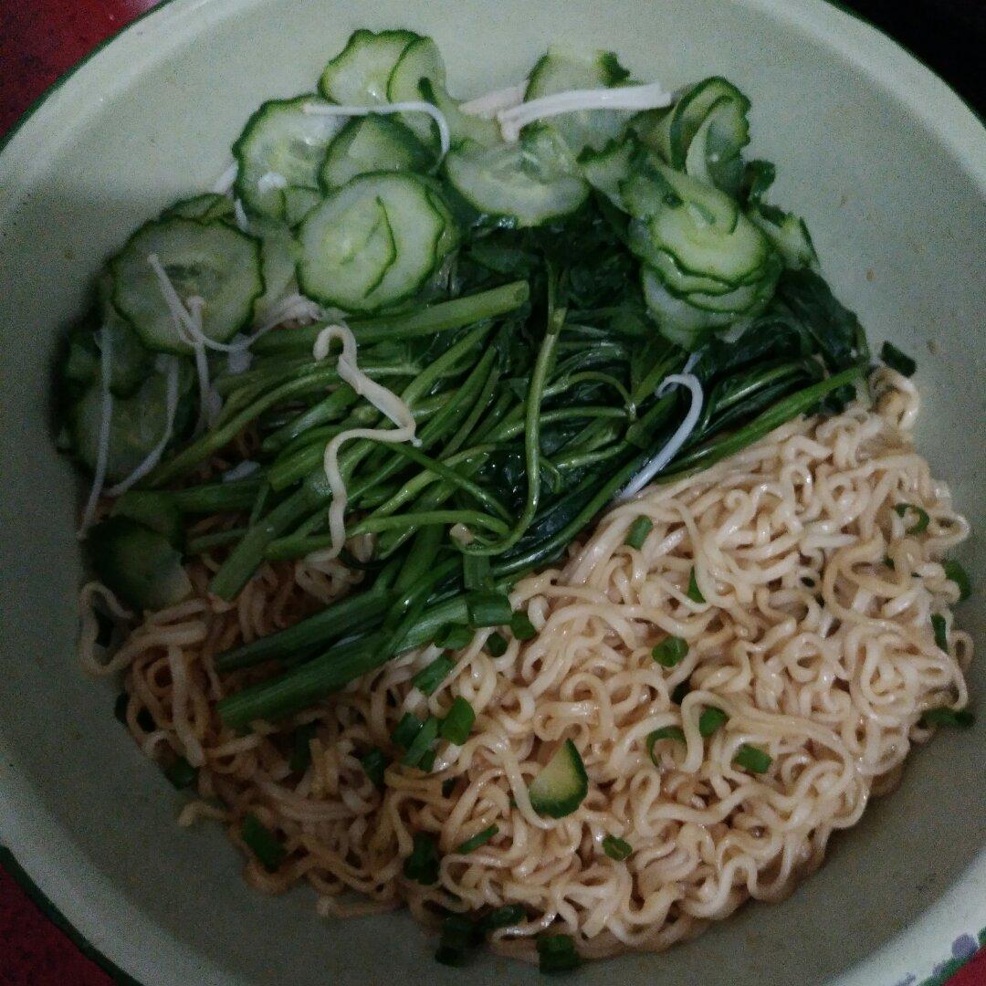 酱鸡蛋拌面