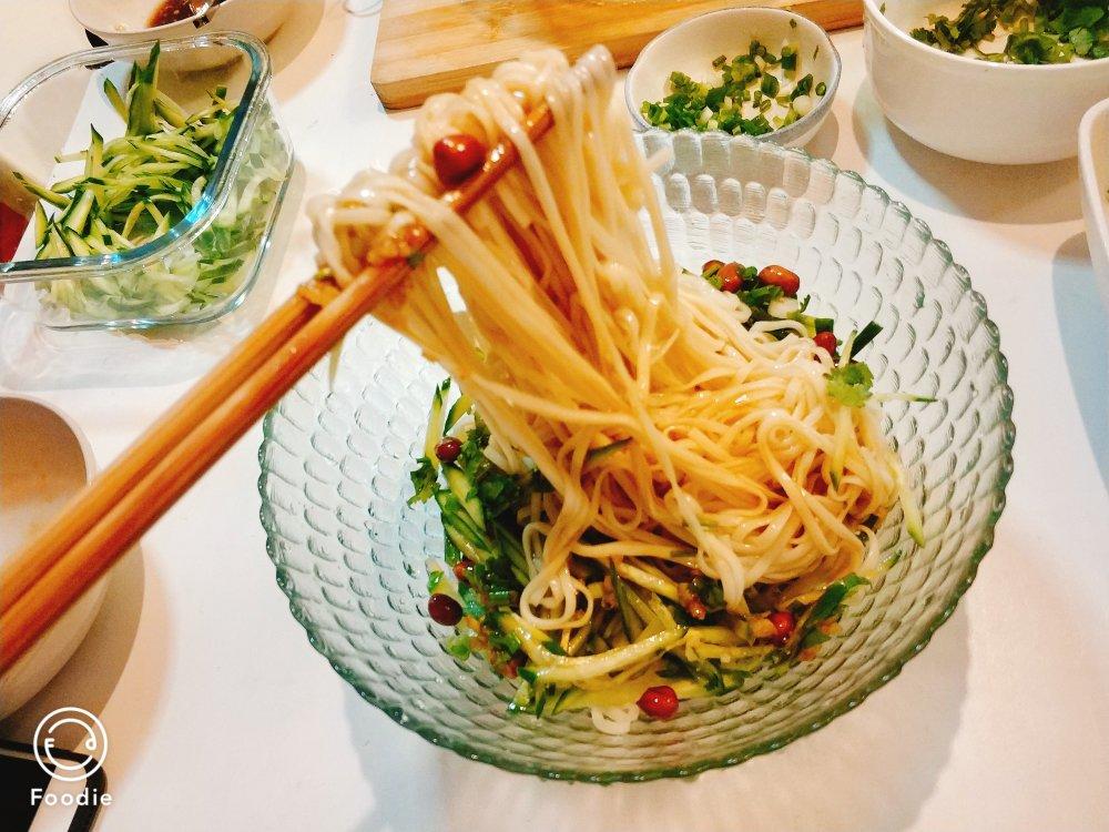 黄瓜芝香凉拌面丨健康·三餐
