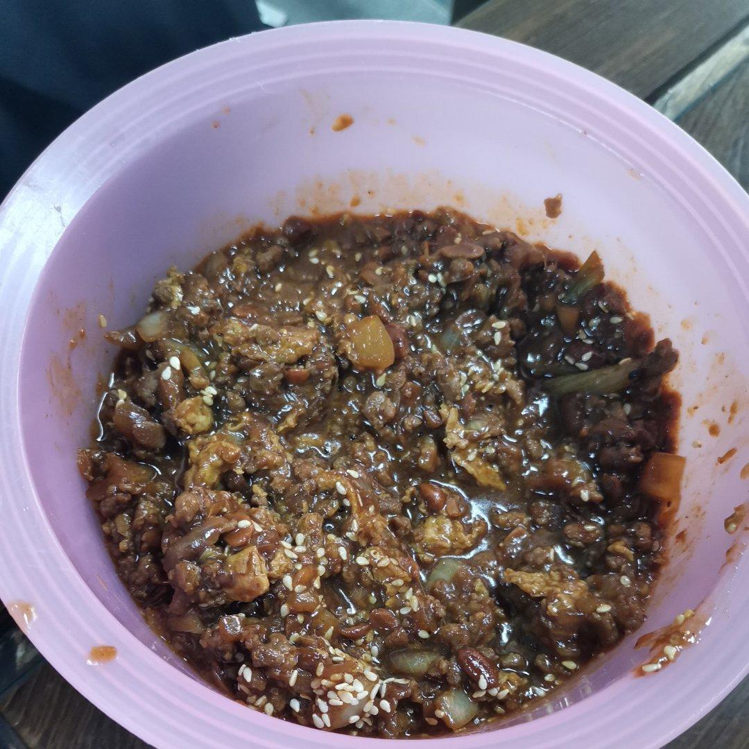 拌面条的鸡蛋肉酱