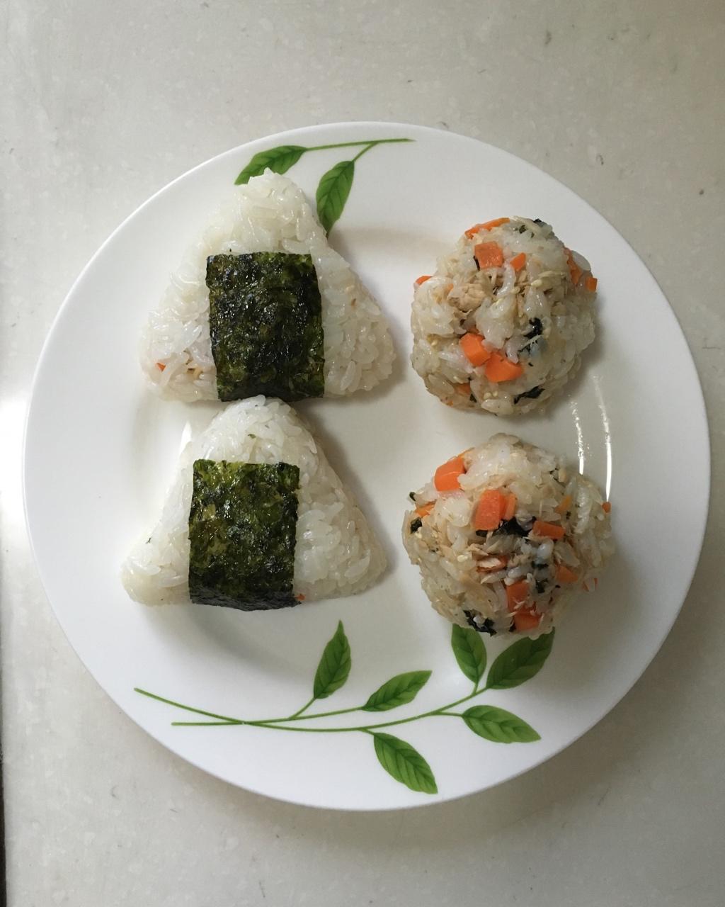 金枪鱼芝麻手捏饭团