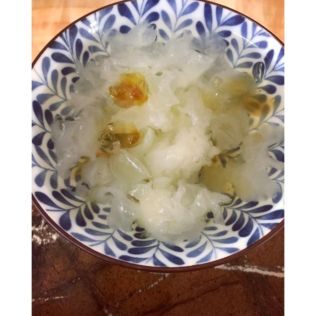 这一碗，只长颜值不长膘！（银耳桃胶皂角米）