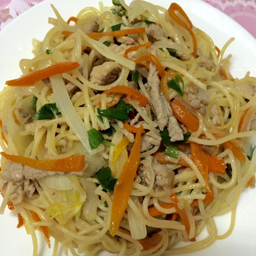 枫雪肖肖做的胡萝卜芹菜肉丝炒面