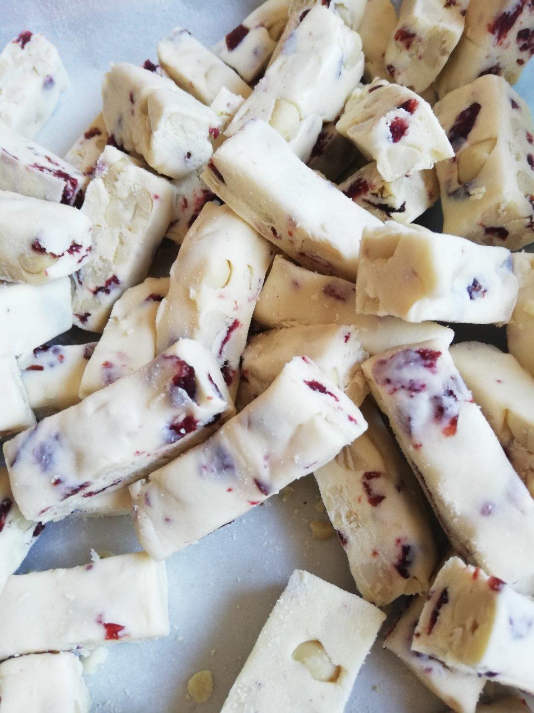 花生牛轧糖-蔓越莓牛扎糖