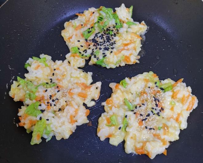 快手早餐—营养丰富的香煎米饼，解决剩米饭的做法