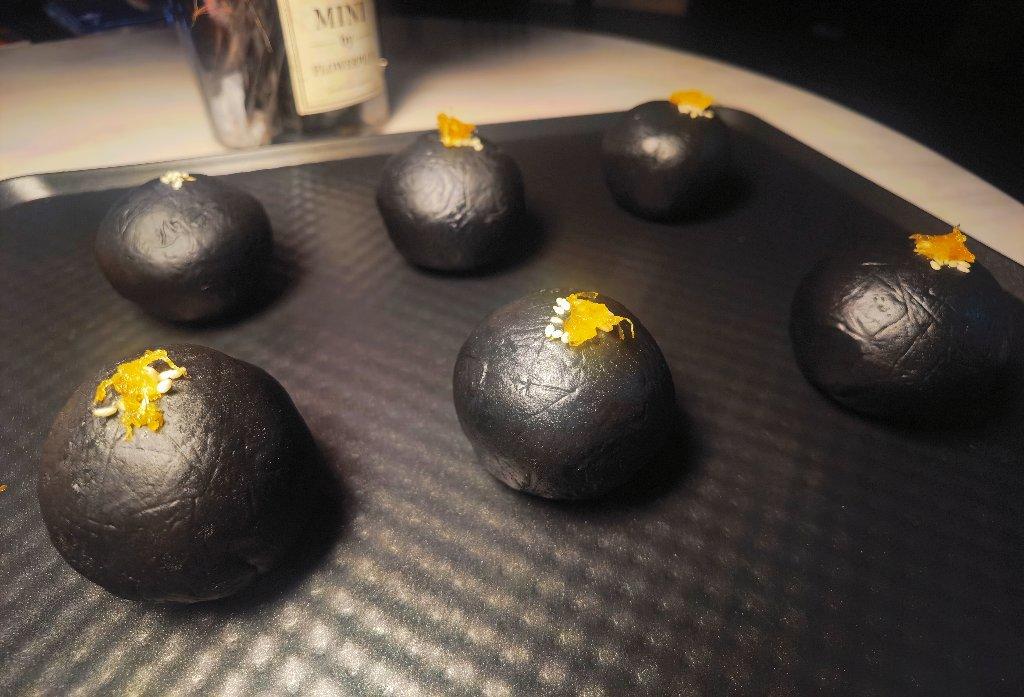 酥掉渣凤梨蛋黄黑金酥