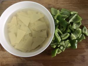 东北名菜尖椒干豆腐的做法 步骤1