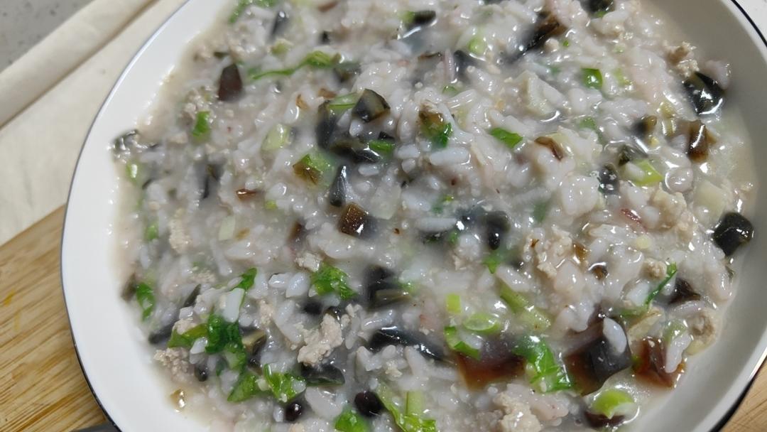 砂锅皮蛋瘦肉粥