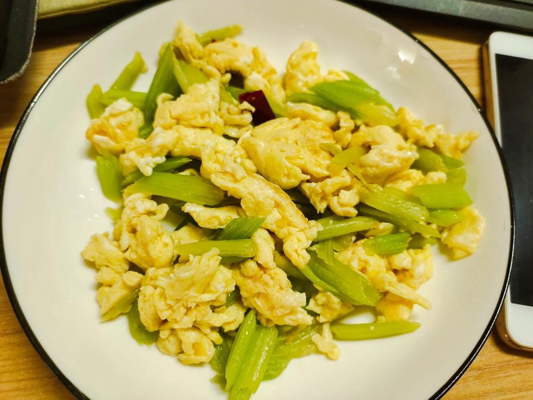 芹菜炒鸡蛋