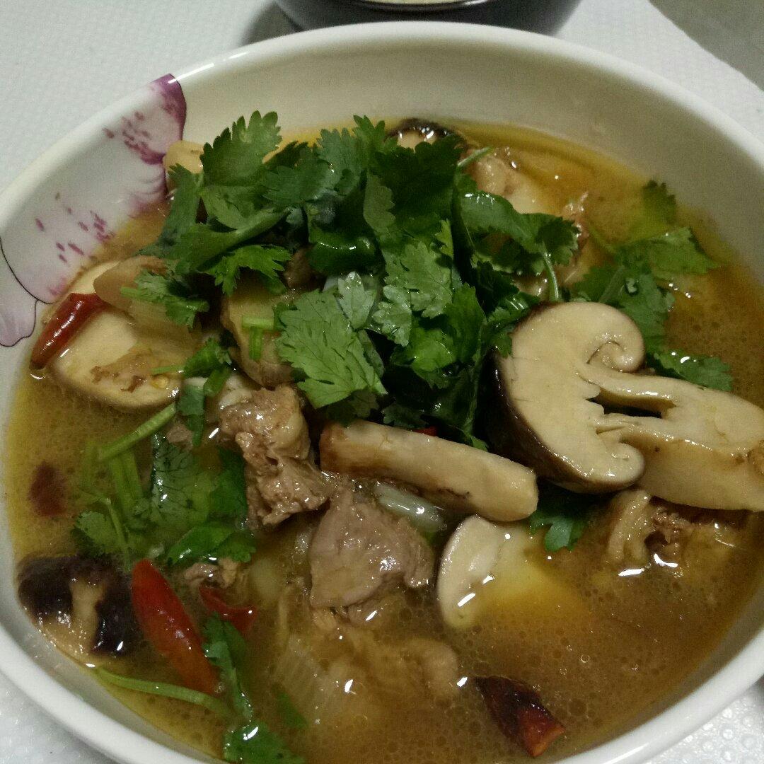松茸炖鸡腿