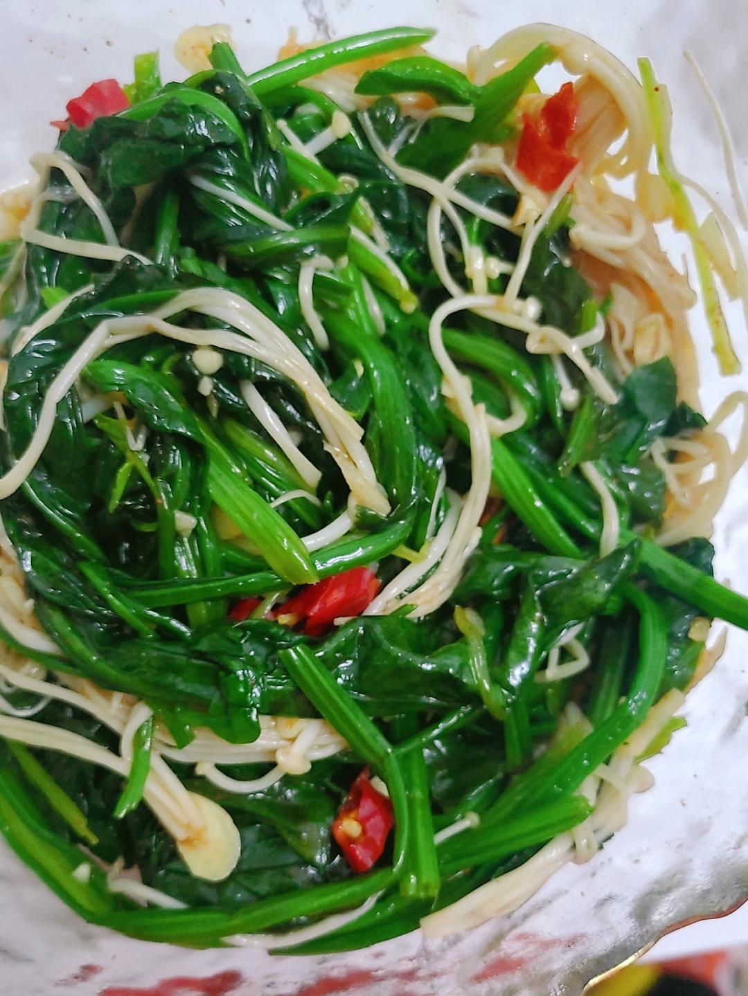 解馋减脂餐！酸辣开胃又下饭的菠菜拌金针菇