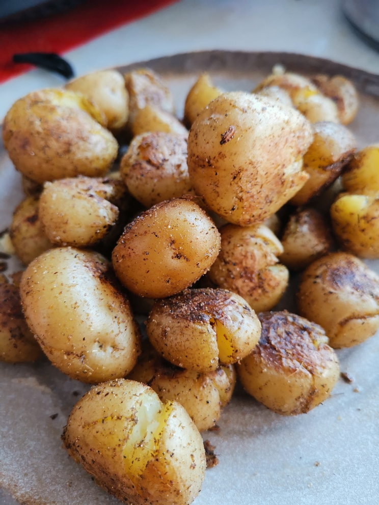 夏天时令小菜——椒盐小土豆的做法 步骤4