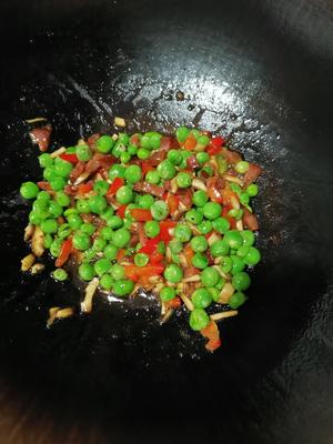 豌豆闷饭的做法 步骤2