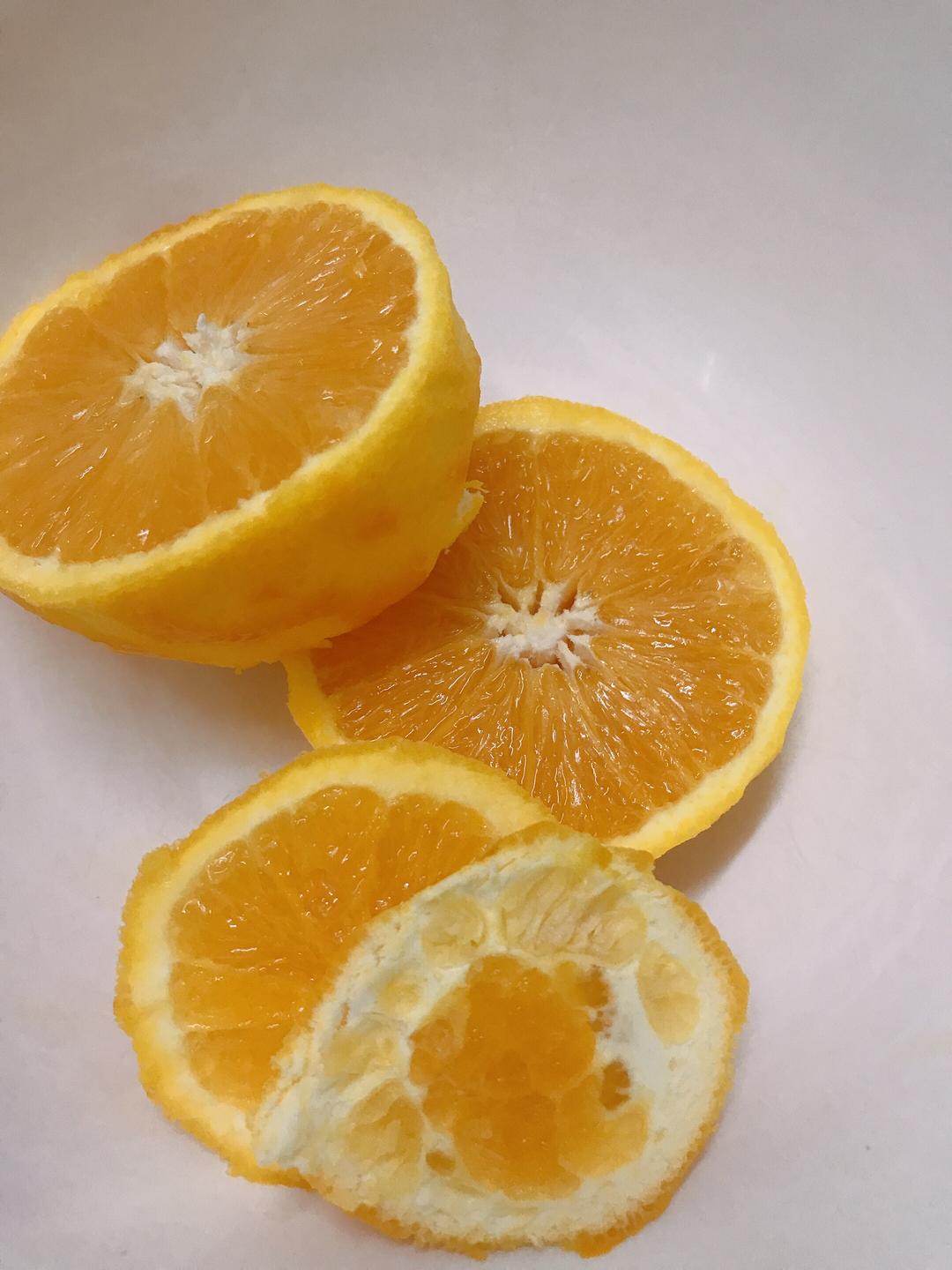 切橙子,去两头中间对半切开