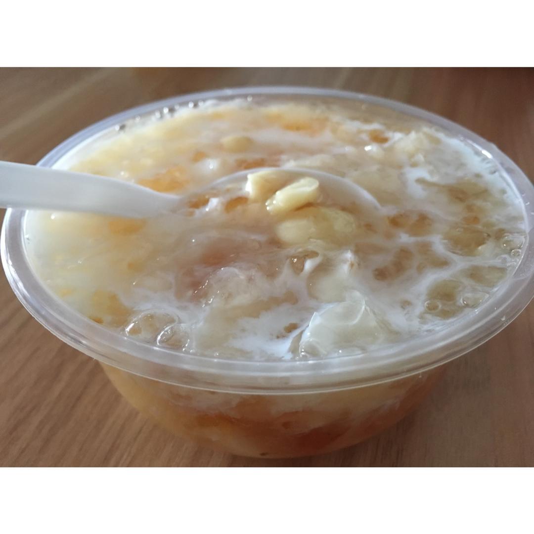 桃胶银耳莲子汤