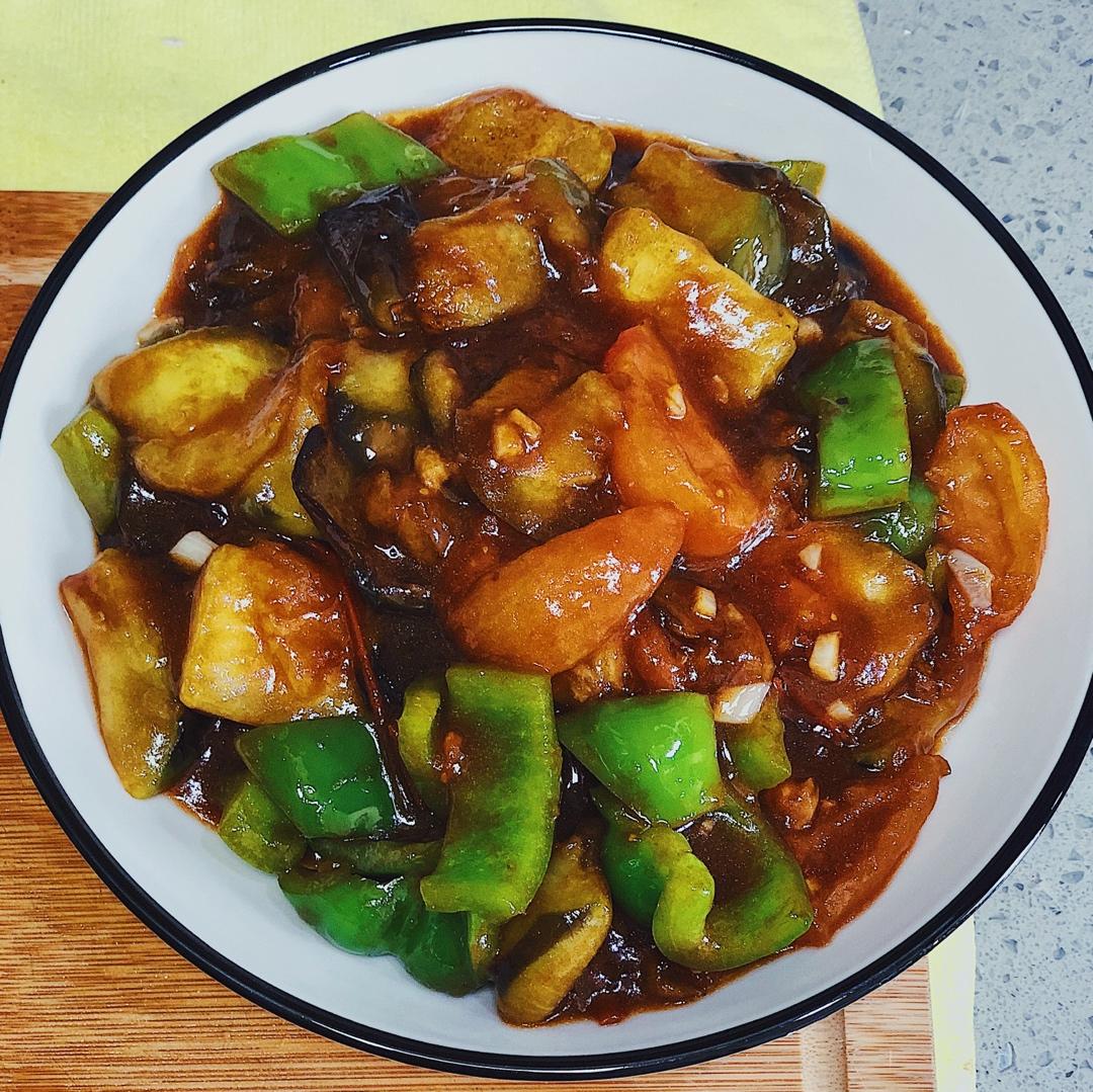 红烧茄子（佐西红柿尖椒）