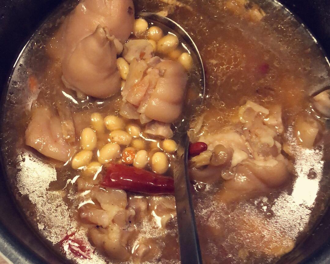 黄豆猪脚汤的做法