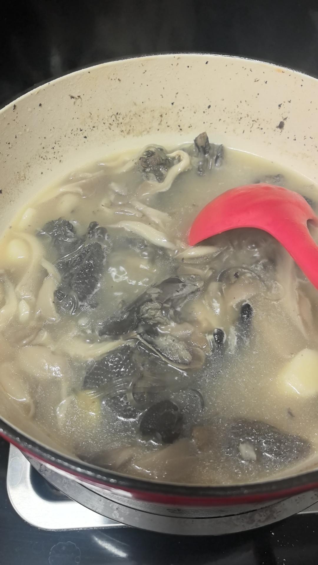 乌鸡双菇汤（儿童也能喝的元气汤）