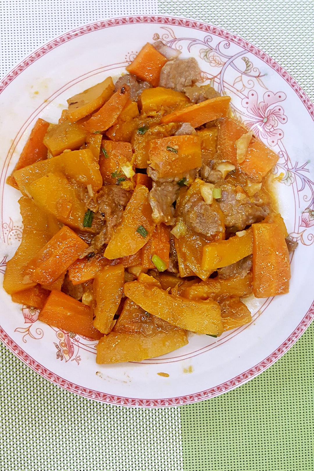 小懒猪晕晕做的南瓜炒牛肉(一人晚餐)