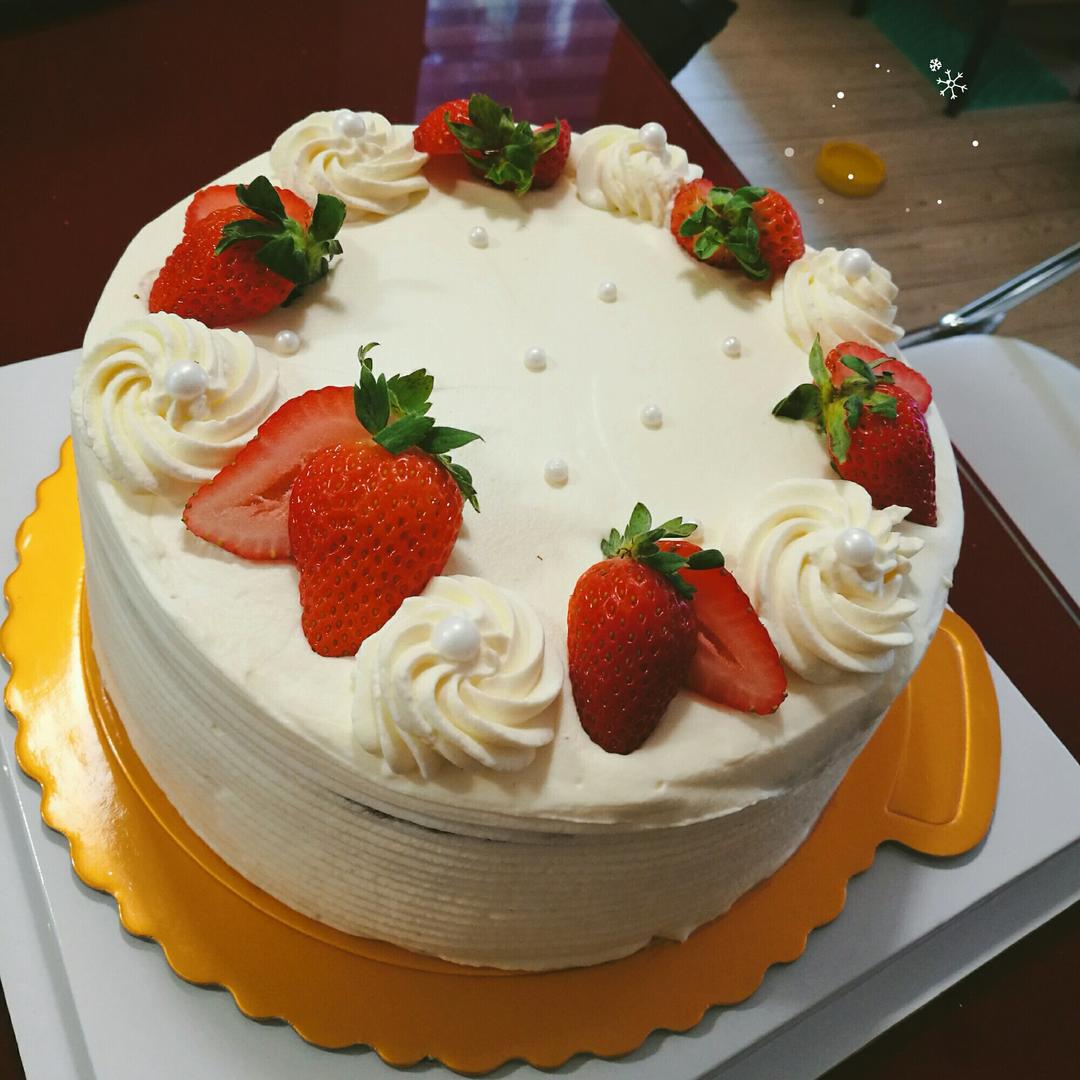 豆豆的女王大人做的奶油水果装饰蛋糕