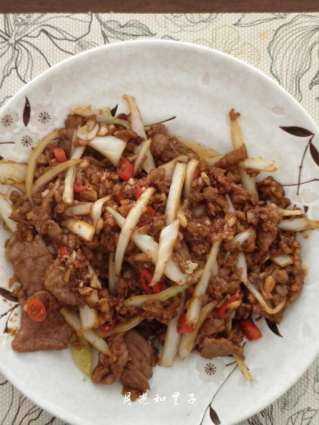 下饭神器又来了，试试这道白菜梗炒牛肉！！