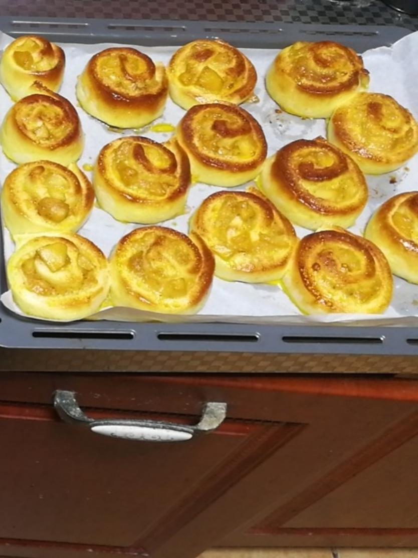 寒冷的冬天，来个「焦糖苹果肉桂卷」吧！