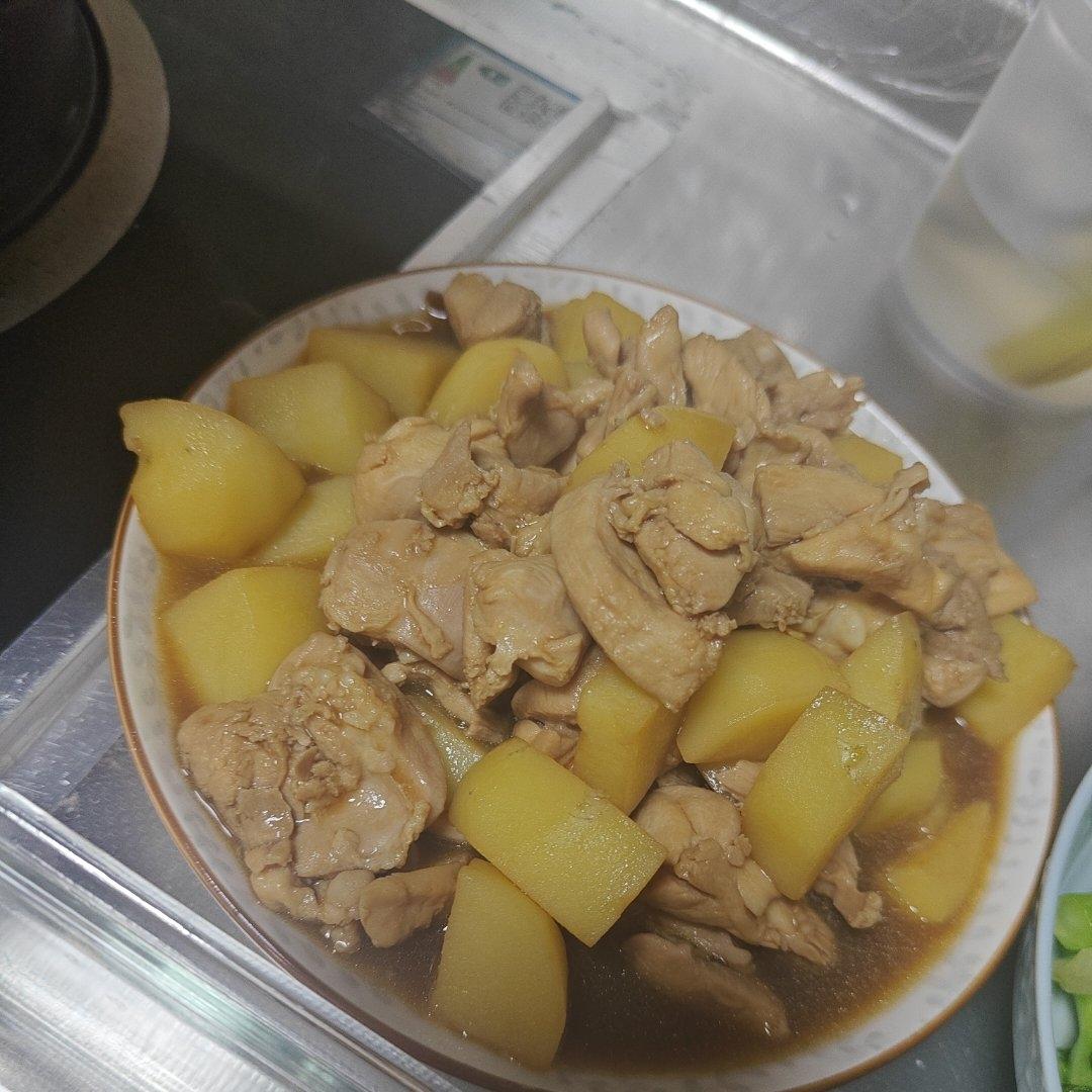 鸡腿炖土豆 上桌秒空盘 汤都喝干了！