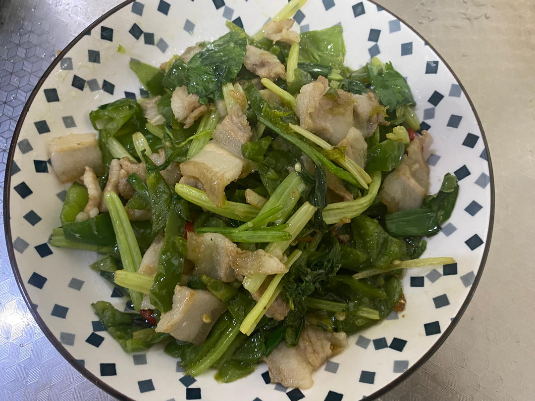 芹菜炒五花肉的做法