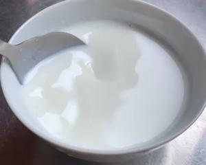传统制法的希腊酸奶（不用酸奶机也能做出味道传统的希腊酸奶）的做法 步骤4