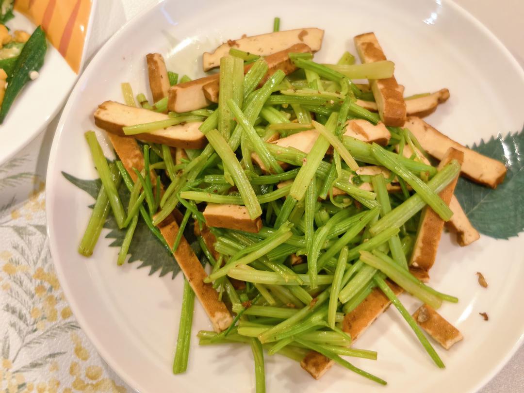 午餐晚餐简单快手下饭菜芹菜炒香干