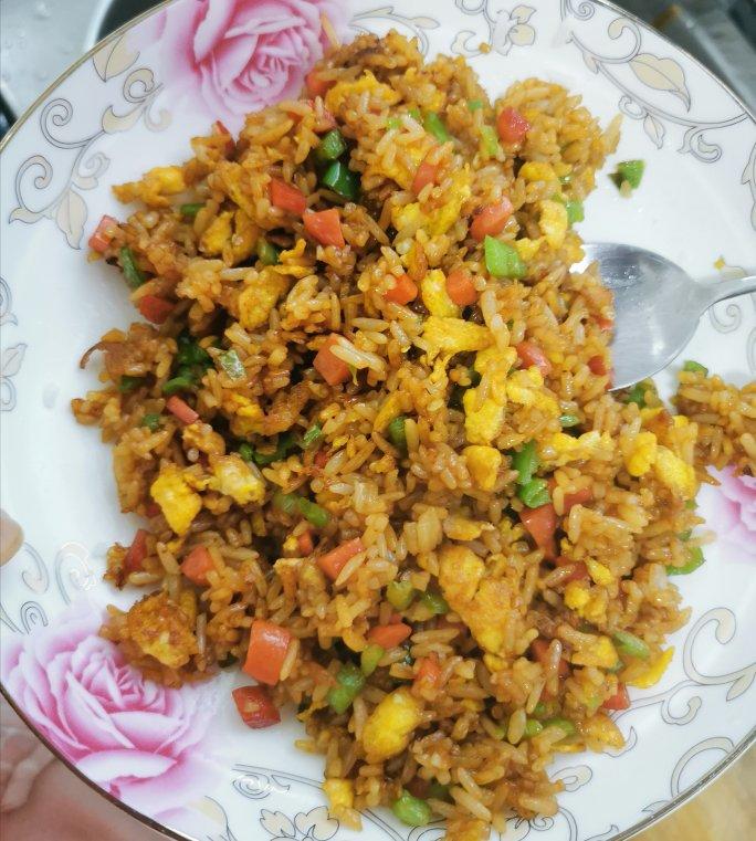 厨师长教你：“酱油炒饭”的家常做法，里面满满的小技巧，很受用