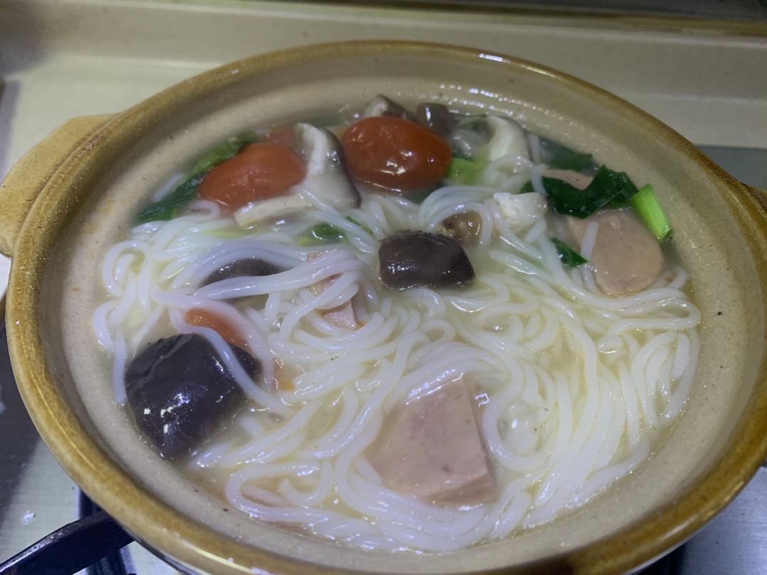 三鲜砂锅米线