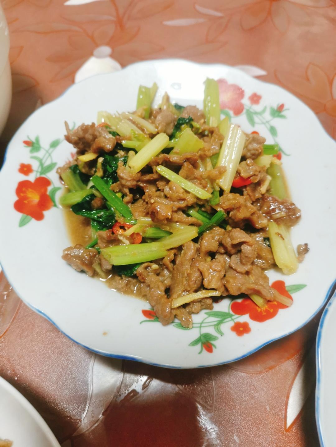 好吃到邻居敲门蹭饭的芹菜炒牛肉！
