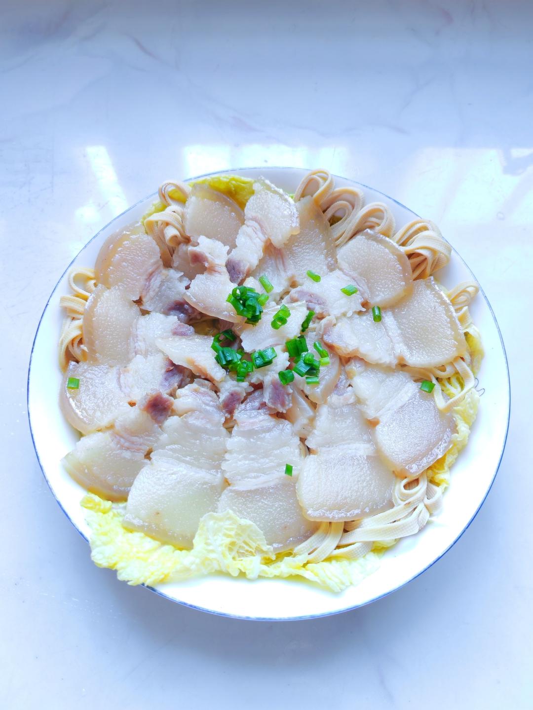 蒸出来的美味～快手家常菜～妈妈腌的咸肉蒸百叶，在加一点白菜，荤素搭配，营养又美味！