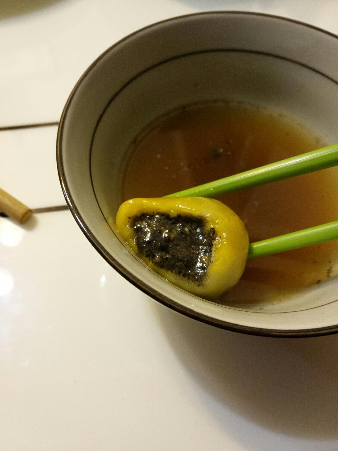 芝麻花生流沙汤圆
